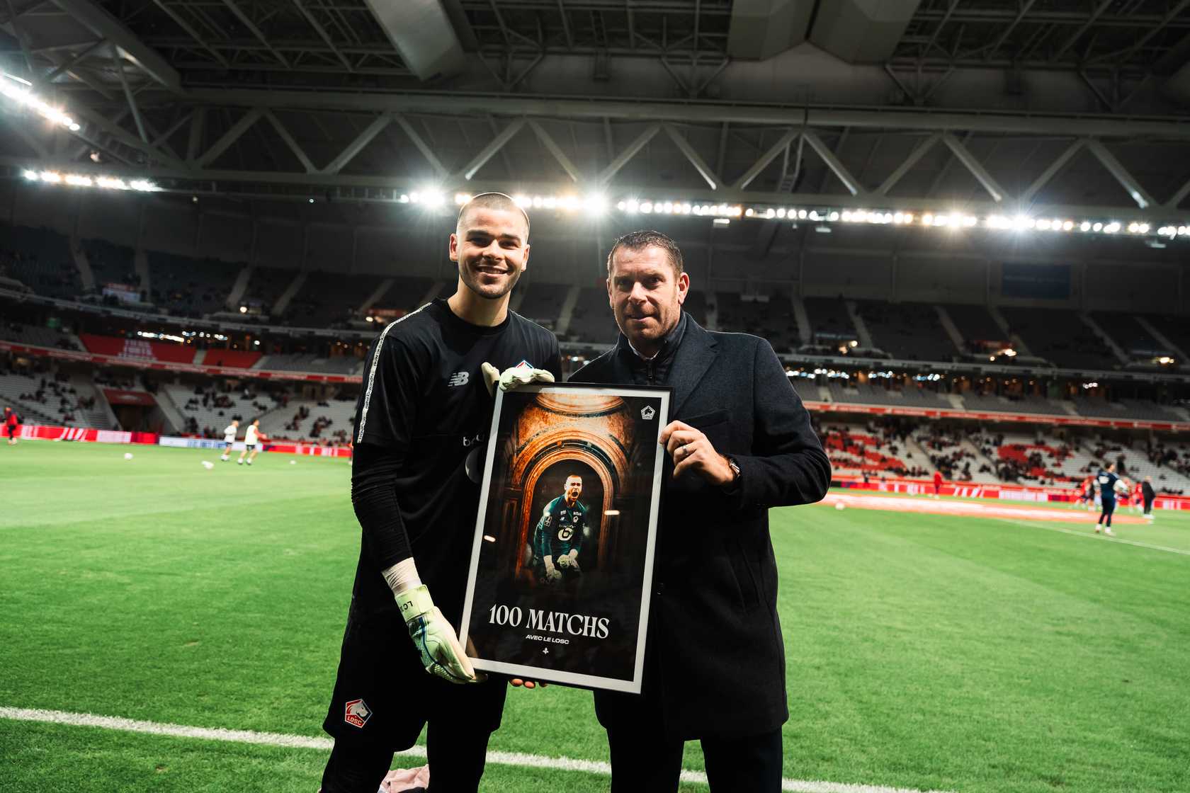 Lucas Chevalier est mis à l'honneur avant le match, lui qui vient de franchir le cap des 100 matchs avec le LOSC.